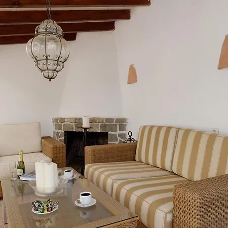 Villa Sleeps 6 Pool Wifi